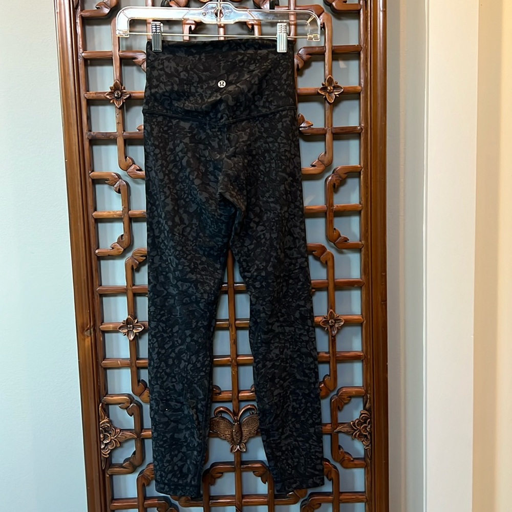 Lululemon cropped yoga pants